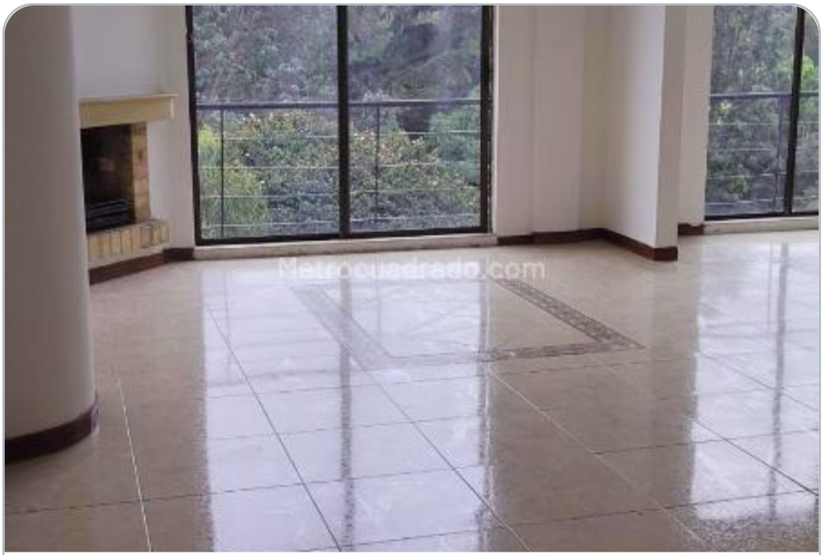 Apartamento en Pinares del Country - Sala elegante con pisos de mármol y chimenea